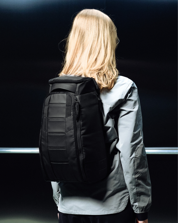 Hugger Backpack 20L Black Out